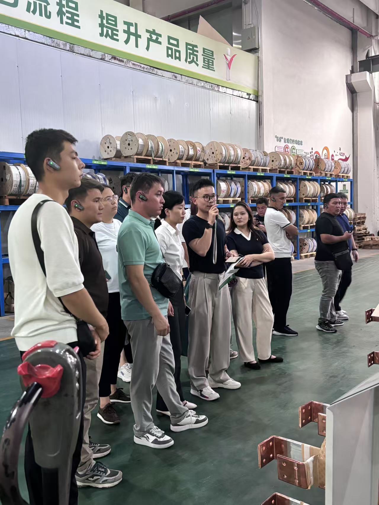 Warmly welcome the people from Kazakhstan to visit our factory.